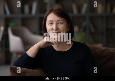 Schöne intelligente gut gepflegt gealterte weibliche posiert für Kopfschuss Porträt Stockfoto