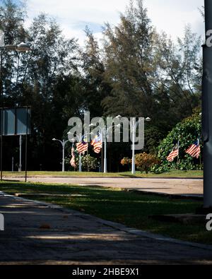 Malaysische Flaggen, die als Jalur Gemilang bekannt sind, winken auf der Straße wegen der Feier zum Unabhängigkeitstag oder dem Merdeka-Tag. Stockfoto