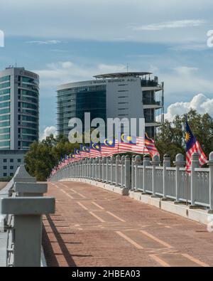 Malaysische Flaggen, die als Jalur Gemilang bekannt sind, winken auf der Straße wegen der Feier zum Unabhängigkeitstag oder dem Merdeka-Tag. Stockfoto