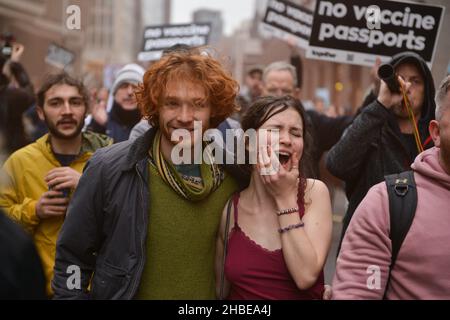 Ein Protestler sah während der Demonstration schreiend. Anti-Impfstoff- und Anti-Impfstoff-Pass-Demonstranten schlossen sich Gegnern der Covid 19-Beschränkungen an, versammelten sich am Parliament Square und marschierten durch das Zentrum Londons. Stockfoto