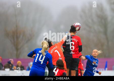 Durham, Großbritannien. 19th Dez 2021. Durham, England, 19th 2021. Dezember: Alexandra Brooks und Jade Richards von Blackburn während des FA Womens Championship-Spiels zwischen Durham und Blackburn im Maiden Castle Sports Park in Durham, England. Richard Callis/SPP Kredit: SPP Sport Pressefoto. /Alamy Live News Stockfoto