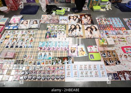 Bangkok, Thailand. 19th Dez 2021. In der Event-Handelszone 2-Shot BNK48 3rd Album ''Warota People'' auf der 5th. Etage der Union Mall. Fans brachten Sammlerstücke der Idol-Gruppen BNK48 und CGM48 zum Verkauf und Austausch mit, darunter Fotosets, Pins, Poster und digitale Tickets für das 2-Schuss-Event. Kredit: ZUMA Press, Inc./Alamy Live Nachrichten Stockfoto