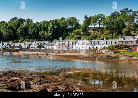 Das wunderschöne Dorf Plockton, bekannt als das Juwel der Highlands, mit Blick auf Loch Carron in Schottland Stockfoto