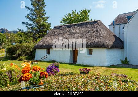 Strohgedeckte Hütte im wunderschönen Dorf Plockton, bekannt als das Juwel der Highlands, mit Blick auf Loch Carron in Schottland Stockfoto