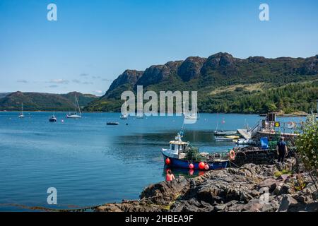 Das wunderschöne Dorf Plockton, bekannt als das Juwel der Highlands, mit Blick auf Loch Carron in Schottland Stockfoto