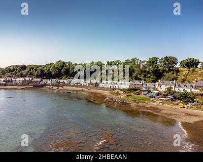 Luftaufnahme des schönen Dorfes Plockton, bekannt als das Juwel der Highlands, das Loch Carron in Schottland überblickt Stockfoto