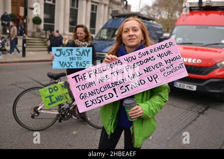 Eine Protesterin hält während der Demonstration ein Plakat mit ihrer Meinung. Anti-Impfstoff- und Anti-Impfstoff-Pass-Demonstranten schlossen sich Gegnern der Covid 19-Beschränkungen an, versammelten sich am Parliament Square und marschierten durch das Zentrum Londons. Stockfoto