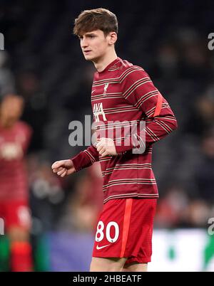 Tyler Morton aus Liverpool macht sich vor dem Start vor dem Premier League-Spiel im Tottenham Hotspur Stadium, London, warm. Bilddatum: Sonntag, 19. Dezember 2021. Stockfoto