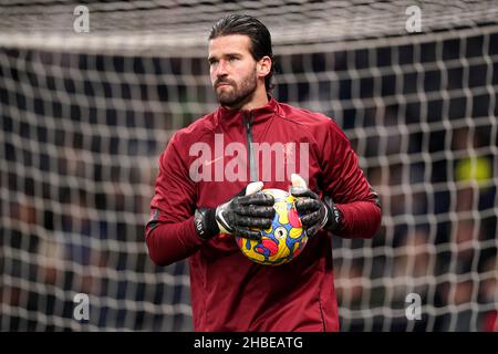 Liverpooler Torhüter Alisson wärmt sich vor dem Auftakt vor dem Premier League-Spiel im Tottenham Hotspur Stadium, London, auf. Bilddatum: Sonntag, 19. Dezember 2021. Stockfoto