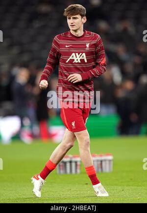 Tyler Morton aus Liverpool macht sich vor dem Start vor dem Premier League-Spiel im Tottenham Hotspur Stadium, London, warm. Bilddatum: Sonntag, 19. Dezember 2021. Stockfoto