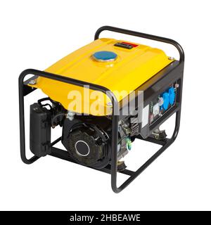 Elektrischer Generator für Wechselstrom, isoliert auf weiß. Aufnahme aus dem oberen Winkel. Gelber, tragbarer Benzingenerator Stockfoto