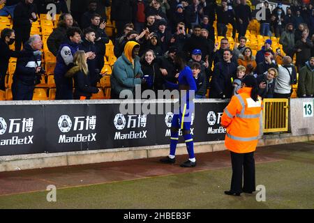 Chelseas Antonio Rudiger gibt sein Hemd nach dem Premier League-Spiel im Molineux-Stadion in Wolverhampton einem Fan. Bilddatum: Sonntag, 19. Dezember 2021. Stockfoto