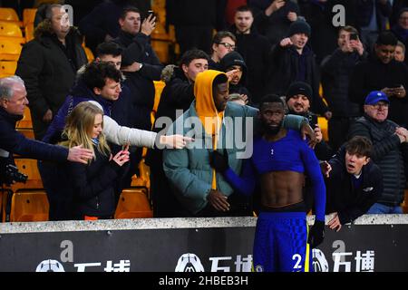 Chelseas Antonio Rudiger gibt sein Hemd nach dem Premier League-Spiel im Molineux-Stadion in Wolverhampton einem Fan. Bilddatum: Sonntag, 19. Dezember 2021. Stockfoto