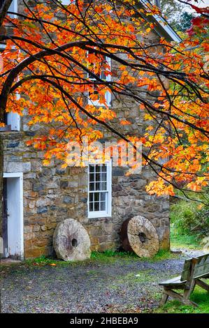 Mühlsteine in einer Gristmill im Herbst, Cooper Mill, Chatham, Morris County, New Jersey Stockfoto