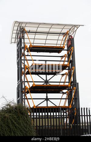 Aylesbury, Buckinghamshire, Großbritannien. 11th. Oktober 2021. Ein raffiniertes platzsparendes Drehparksystem für das Parken von Fahrzeugen. Quelle: Maureen McLean/Alamy Stockfoto