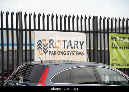 Aylesbury, Buckinghamshire, Großbritannien. 11th. Oktober 2021. Ein raffiniertes platzsparendes Drehparksystem für das Parken von Fahrzeugen. Quelle: Maureen McLean/Alamy Stockfoto