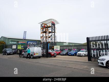 Aylesbury, Buckinghamshire, Großbritannien. 11th. Oktober 2021. Ein raffiniertes platzsparendes Drehparksystem für das Parken von Fahrzeugen. Quelle: Maureen McLean/Alamy Stockfoto