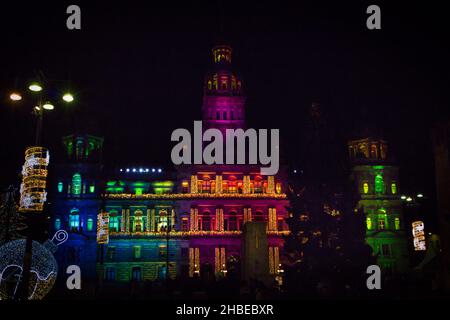 Die Stadtkammern können als eines der prominenten, schönen Gebäude im Hintergrund am George Square, Glasgow in Schottland, angesehen werden, das zu Weihnachten beleuchtet wurde Stockfoto