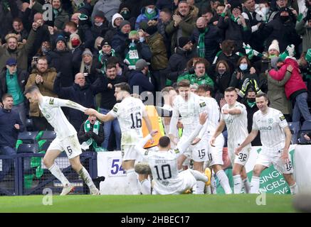 Hibernian-Fans feiern, nachdem Paul Hanlon beim Premier Sports Cup-Finale im Hampden Park, Glasgow, das erste Tor ihrer Mannschaft erzielt hat. Bilddatum: Sonntag, 19. Dezember 2021. Stockfoto