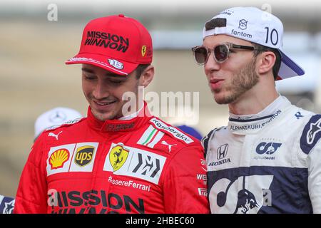 Yas Marina Circuit, Yas Island, 12. Dezember 2021 Charles Leclerc (MON), Scuderia Ferrari SF21 UND Pierre Gasly (FRA), Scuderia AlphaTauri AT02 PORTRÄT während der FORMEL 1 ETIHAD AIRWAYS ABU DHABI GRAND PRIX 2021 Vereinigte Arabische Emirate Phil Duncan Stockfoto