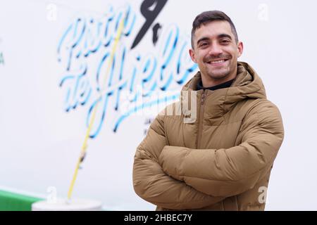 Skater Javier Fernandez posiert während der Präsentation der Eisbahn auf der Plaza de Colon in Madrid. (Foto von Atilano Garcia / SOPA Images/Sipa USA) Stockfoto