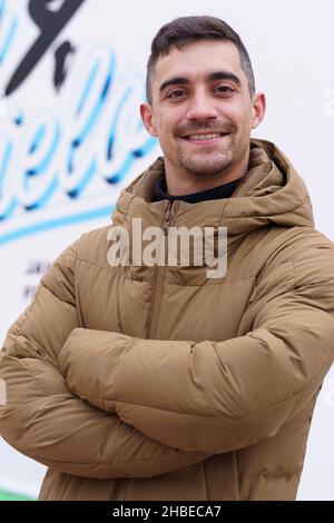 Madrid, Spanien. 19th Dez 2021. Skater Javier Fernandez posiert während der Präsentation der Eisbahn auf der Plaza de Colon in Madrid. (Foto: Atilano Garcia/SOPA Images/Sipa USA) Quelle: SIPA USA/Alamy Live News Stockfoto