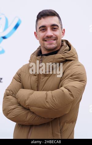 Madrid, Spanien. 19th Dez 2021. Skater Javier Fernandez posiert während der Präsentation der Eisbahn auf der Plaza de Colon in Madrid. (Foto: Atilano Garcia/SOPA Images/Sipa USA) Quelle: SIPA USA/Alamy Live News Stockfoto