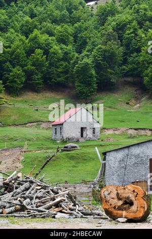 Dorfszene im Vermosh-Tal, in Albanien. Stockfoto