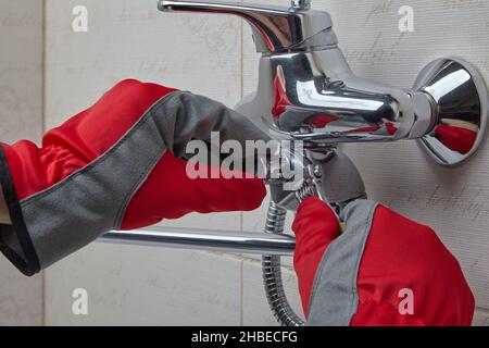 Austausch eines verschlissenen Duschventilschalters Stockfoto