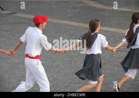 BILBAO, SPANIEN - 26. Jul 2014: Ein Blick auf die Tänzer, die während des Volksfestes in Bilbao, Spanien, auftreten Stockfoto