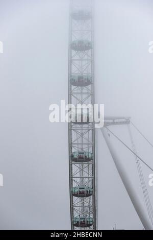 London, Großbritannien. 19. Dezember 2021. Wetter in Großbritannien – das London Eye ist teilweise verdeckt, da Nebel über der Hauptstadt verweilt, da die Temperaturen in der Woche vor Weihnachten zu sinken beginnen. Kredit: Stephen Chung / Alamy Live Nachrichten Stockfoto