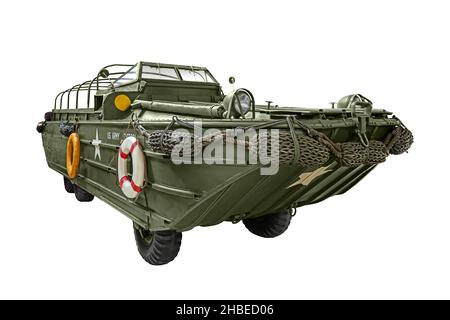 Retro militärischen Transport leicht gepanzerte Einsatzfahrzeug für den Transport von amphibischen Angriffstruppen, khaki, mit einem Tarnnetz und ausgestattet Stockfoto