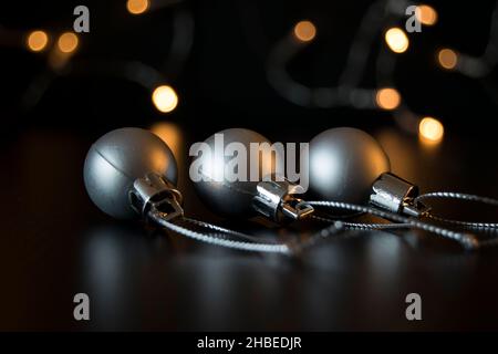 Farbige Weihnachtskugeln und Lichterketten Stockfoto