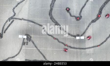 Luftaufnahme der Kartbahn mit beweglichen kleinen roten Karts, Renn- und Motorsport-Konzept. Draufsicht auf Kurven auf der Kart-Rennstrecke. Stockfoto