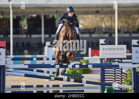 Wellington, Florida, USA. 19th. Dezember 2021. Beim Vita Flex Grand Prix springen Sie über das Hindernis. High Junior Jumper Stake. Hoher Amateur-Jumper-Einsatz. Mittlerer Junior-Jumper-Einsatz. Mittelgroßer Amateur-Jumper-Einsatz. Großer Preis. Kredit: Yaroslav Sabitov/YES Market Media/Alamy Live Nachrichten Stockfoto