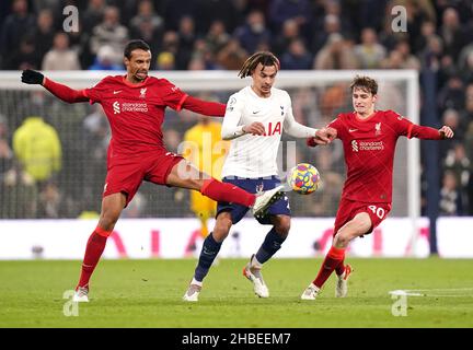 Tottenham Hotspur's DELE Alli (Mitte) kämpft während des Spiels der Premier League im Tottenham Hotspur Stadium, London, mit Joel Matip (links) und Tyler Morton um den Ball. Bilddatum: Sonntag, 19. Dezember 2021. Stockfoto