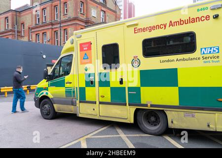 Lewisham London, Großbritannien. 19th Dez 2021. London Ambulances sind damit beschäftigt, auf Notrufe zu reagieren, die Patienten während der Wintergrippe und der steigenden Omicron-Saison in ganz England zur weiteren Behandlung ins University Hospital Lewisham bringen. Quelle: xiu bao/Alamy Live News Stockfoto