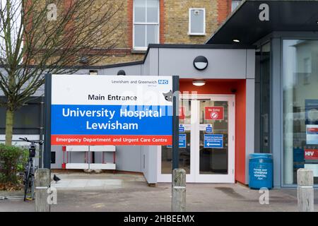 Lewisham London, Großbritannien. 19th Dez 2021. London Ambulances sind damit beschäftigt, auf Notrufe zu reagieren, die Patienten während der Wintergrippe und der steigenden Omicron-Saison in ganz England zur weiteren Behandlung ins University Hospital Lewisham bringen. Quelle: xiu bao/Alamy Live News Stockfoto