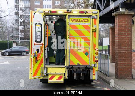 Lewisham London, Großbritannien. 19th Dez 2021. London Ambulances sind damit beschäftigt, auf Notrufe zu reagieren, die Patienten während der Wintergrippe und der steigenden Omicron-Saison in ganz England zur weiteren Behandlung ins University Hospital Lewisham bringen. Quelle: xiu bao/Alamy Live News Stockfoto