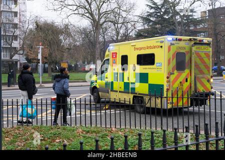 Lewisham London, Großbritannien. 19th Dez 2021. London Ambulances sind damit beschäftigt, auf Notrufe zu reagieren, die Patienten während der Wintergrippe und der steigenden Omicron-Saison in ganz England zur weiteren Behandlung ins University Hospital Lewisham bringen. Quelle: xiu bao/Alamy Live News Stockfoto