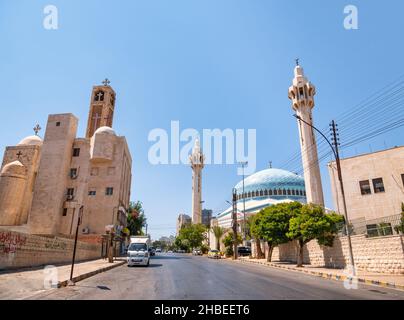 Amman, Jordanien - 09.02.2021: Koptisch-orthodoxe Patriarchatskirche direkt neben der König-Abdullah-I-Moschee im Distrikt Abdali, Amman. Stockfoto