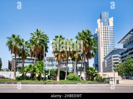 Amman, Jordanien - 09.02.2021: Abdali Shopping Mall neben dem Damac Tower Gebäude Condominium Complex Stockfoto