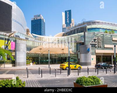 Amman, Jordanien - 09.02.2021: Abdali Shopping Mall neben dem Damac Tower Gebäude Condominium Complex Stockfoto