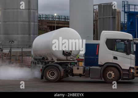 Tankwagen für den Transport von kryogenen Gasen, die in einem Tank entladen werden. Stockfoto