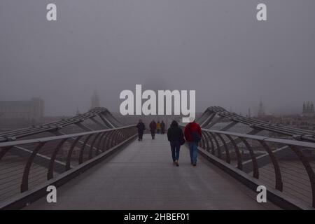 London, Großbritannien 19th. Dezember 2021. Die St. Paul's Cathedral verschwindet im dichten Nebel. Kredit: Vuk Valcic / Alamy Live Nachrichten Stockfoto