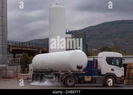 Tankwagen für den Transport von kryogenen Gasen, die in einem Tank entladen werden. Stockfoto