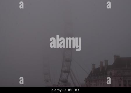 London, Großbritannien 19th. Dezember 2021. Das London Eye verschwindet im dichten Nebel. Kredit: Vuk Valcic / Alamy Live Nachrichten Stockfoto