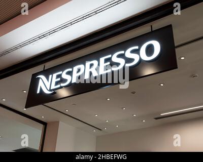 Funchal, Portugal - 23. Oktober 2021: Nespresso-Ladenschild. Nespresso ist eine operative Einheit der Nestlé-Gruppe mit Sitz in Lausanne, Schweiz. Stockfoto