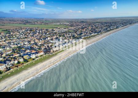 East Wittering und Bracklesham, ein Küstendorf und Ferienort in Südengland und beliebt bei Touristen im Sommer, Luftaufnahme. Stockfoto