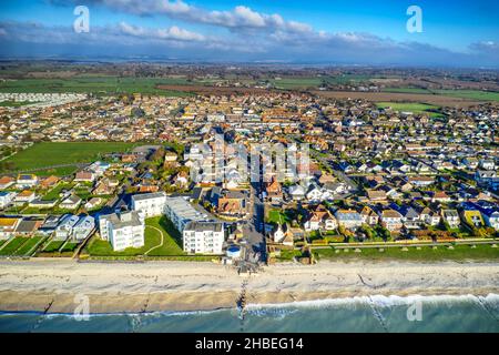 Luftaufnahme des Strandes von East Wittering, einem Küstendorf in Südengland, das im Sommer bei Touristen beliebt ist. Stockfoto